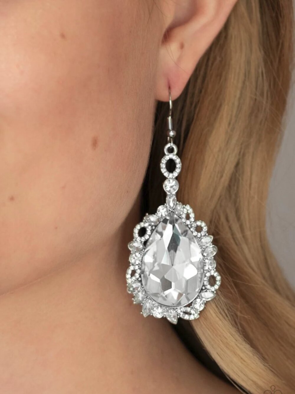 Paparazzi Jewelry - Capriciously Cosmopolitan - White Earrings - Vintage